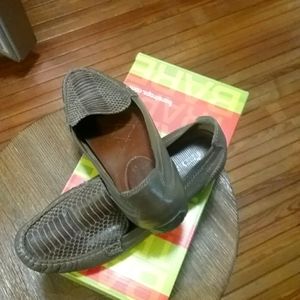 Pair Bare Traps Adana flats sz 8 leather